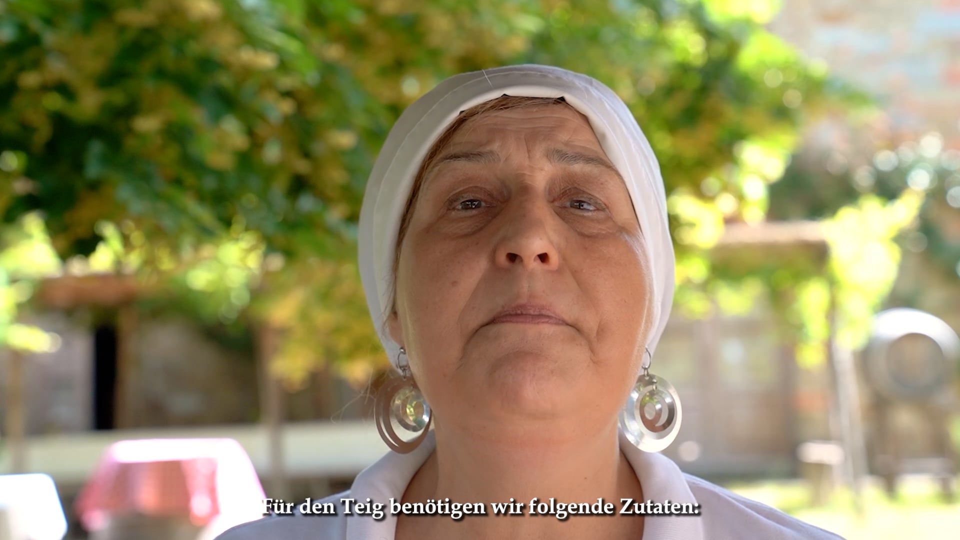 380 - Stefania bereitet das Fladenbrot aus Sauerteig mit Kirschtomaten ...