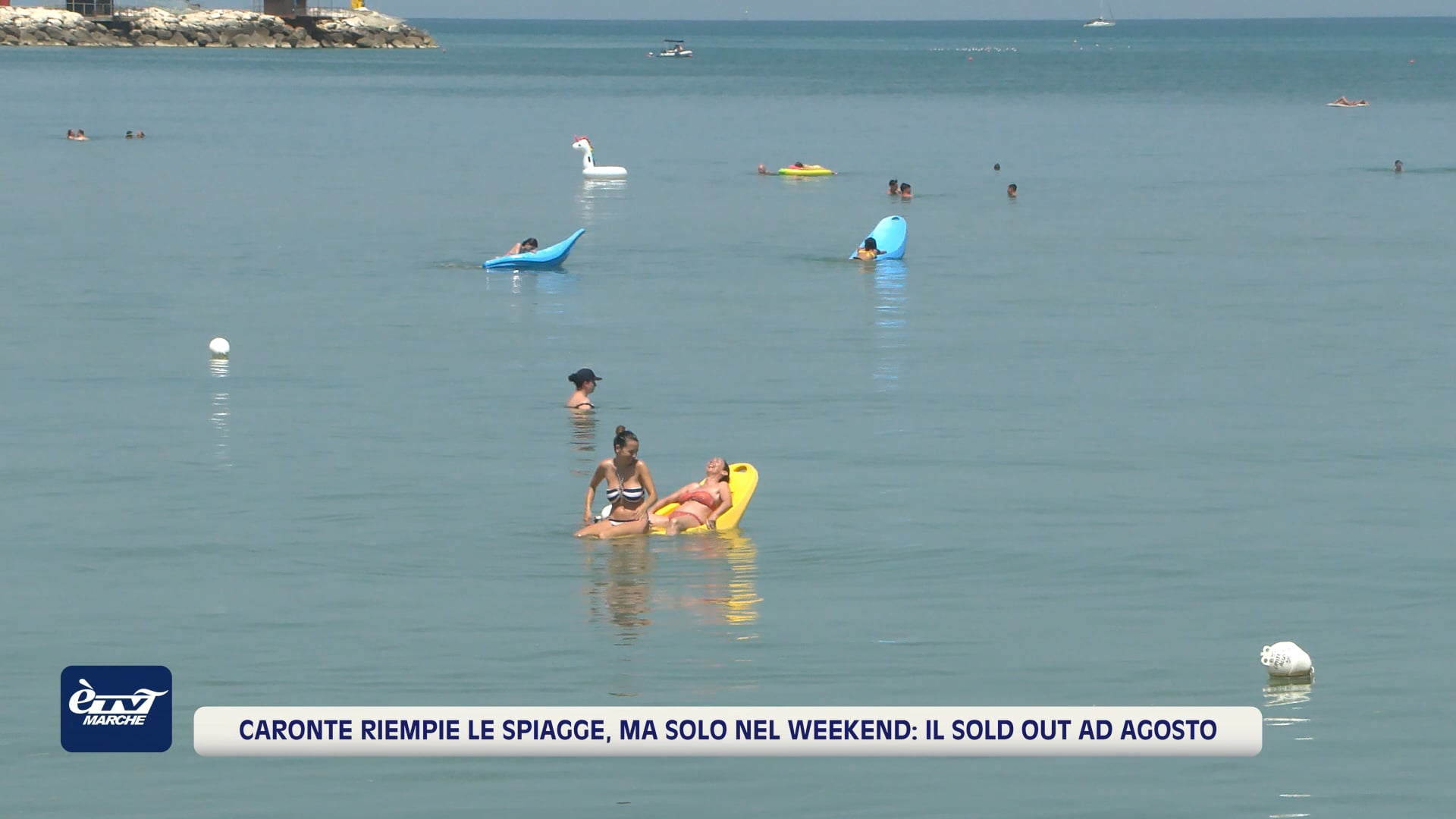 Caronte riempie le spiagge, ma solo nel weekend: il sold out ad agosto - VIDEO