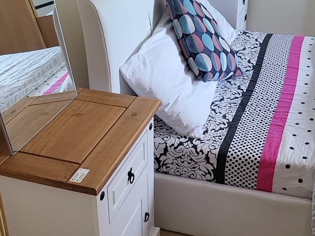 Video 1: Doublebedroom with bed and work desk