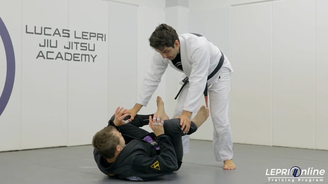 Knee Cut Pass when Opponent has Knee Shield and Reverse De La Riva