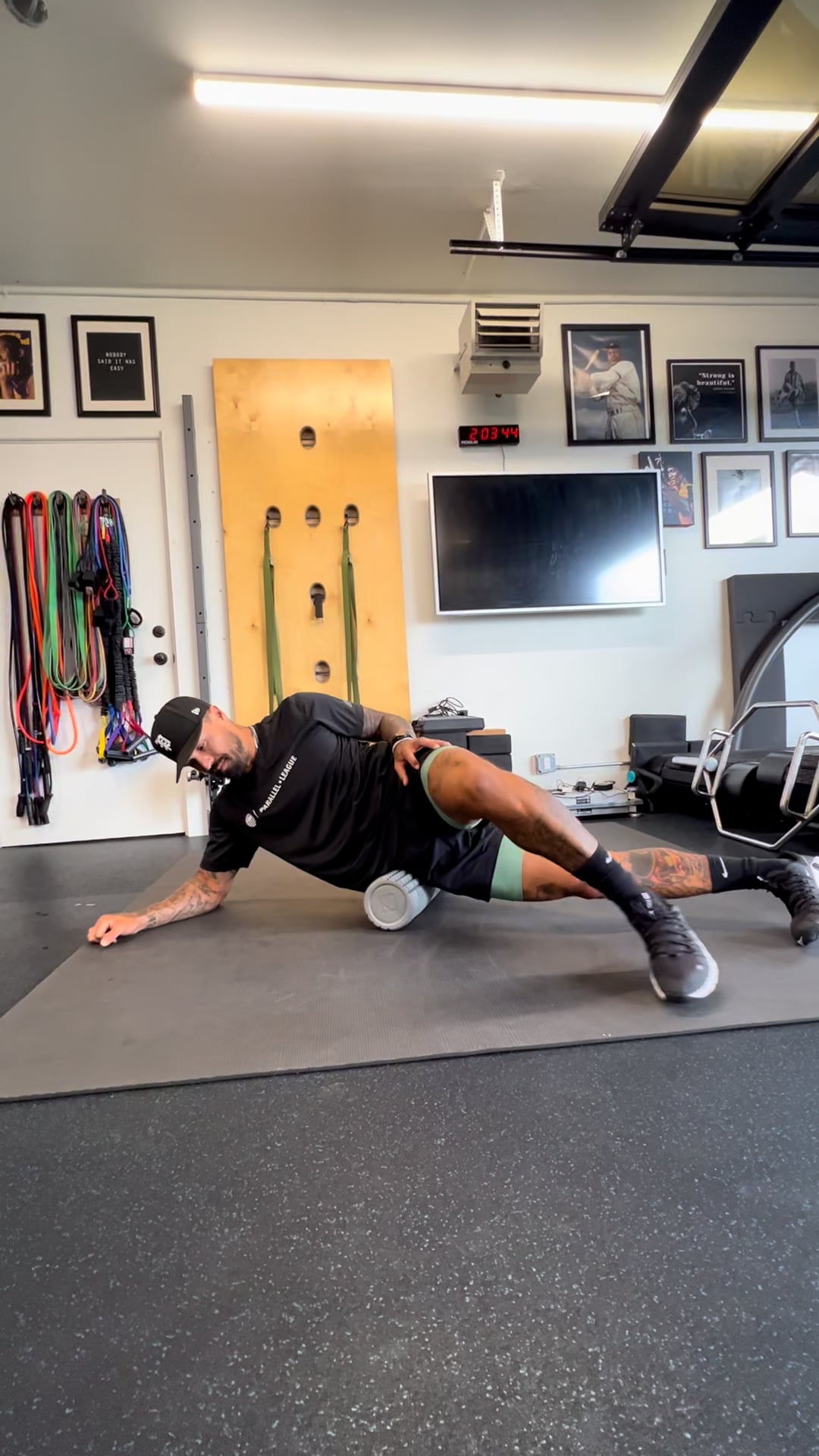 Foam RollGlute Med on Vimeo