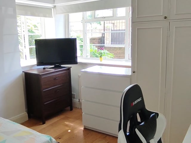 Clean, quiet, spacious room - 6 minutes from tube Main Photo