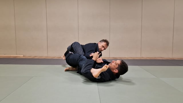 Omoplata quand l'adversaire défend le muscle sweep en garde fermée bras croisé