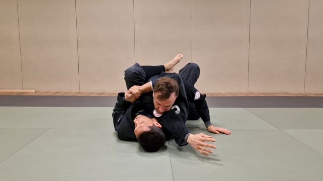 Attaque en arm triangle à partir de la garde fermée bras croisé