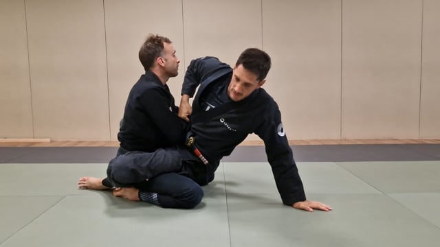 Attaque en "hip bump" quand l'adversaire défend la mise en place de la garde fermée bras croisé