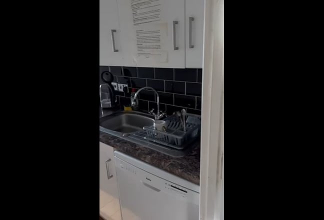 Single room is available in Roehampton  Main Photo