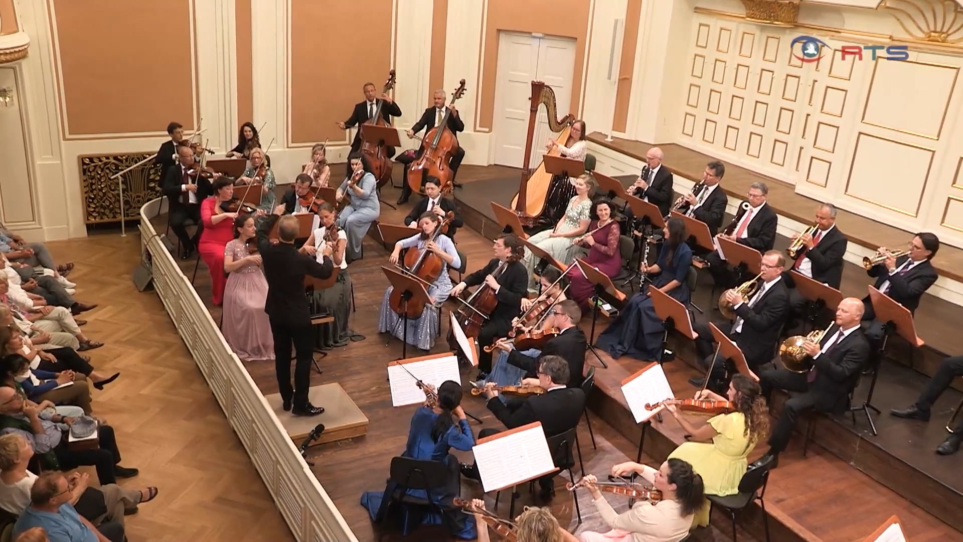 die-wunderbare-leichtigkeit-das-strauss-festival-orchester-geigt-walzer-und-polkas-zum-festspielauftakt