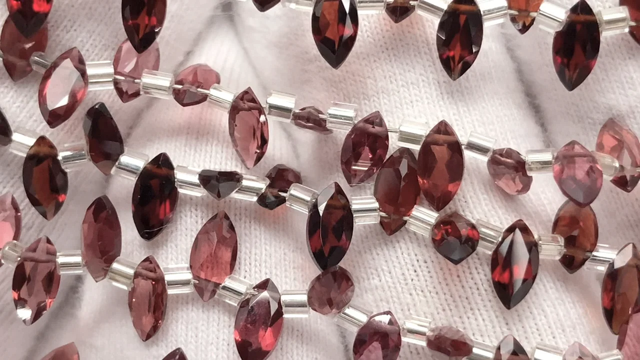 宝石質モザンビーク産ガーネット AAA マーキスファセットカット6×3mm 1 