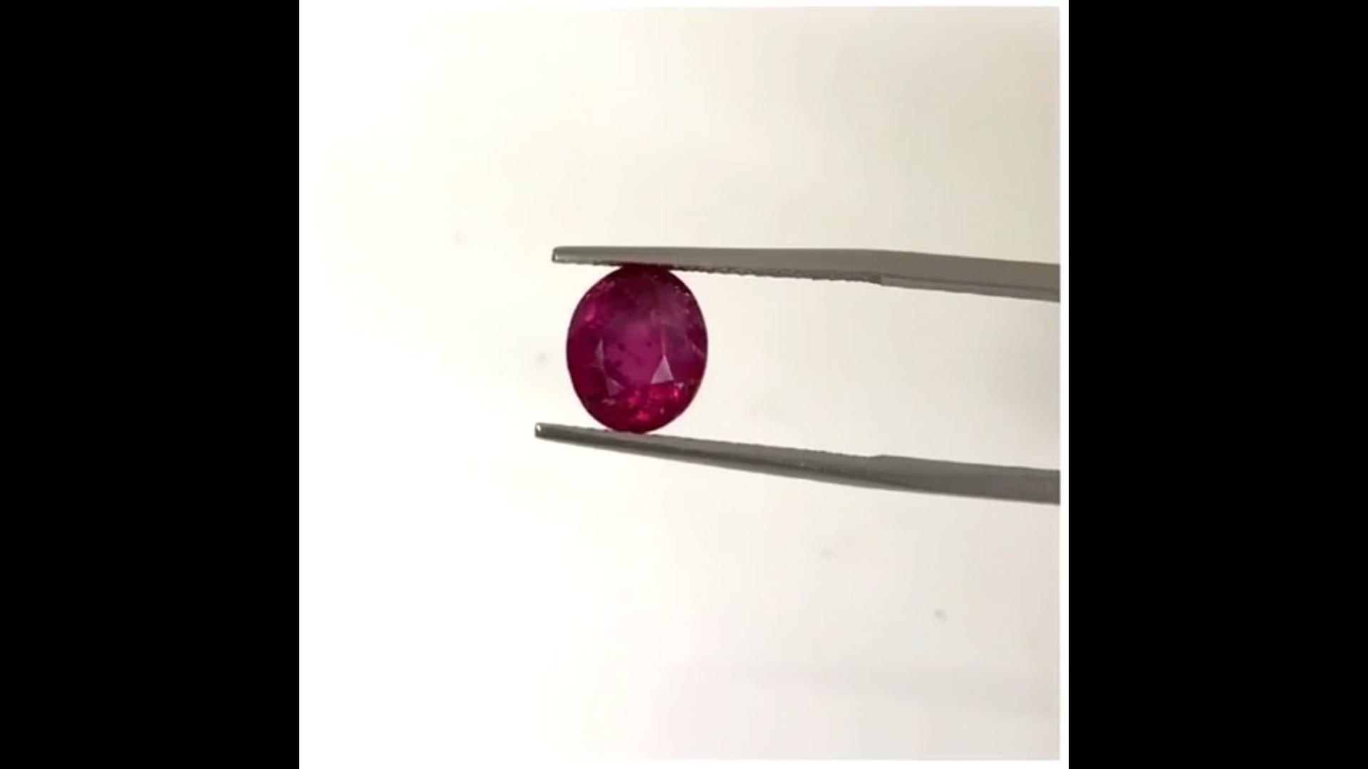 Rubis Du Mozambique De 2,90 Ct - Traité, Couleur Rouge, Taille Ovale, Transparence SI1, Neuf Sans Emballage