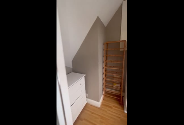 Single bedsit in Clapham South Main Photo