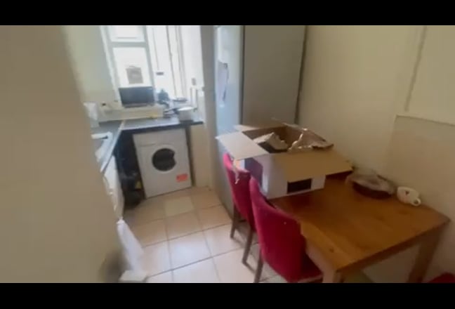 Big room 4 mins away from Clapham South by buses. Main Photo