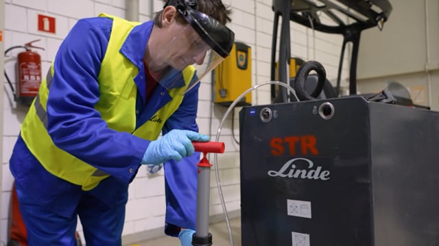 Film o usłudze regeneracji baterii - Linde Material Handling Polska