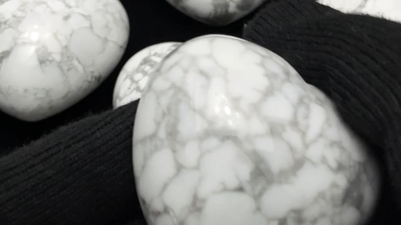 ハウライト 特大穴なしハート40×45mm 1個｜天然石ビーズの卸問屋・通販