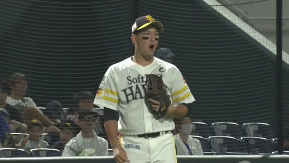 【ファーム】ホークス・栗原陵矢 ボテボテの当たりを素手で捕って素早い送球!!  2023年8月12日 福岡ソフトバンクホークス 対 中日ドラゴンズ