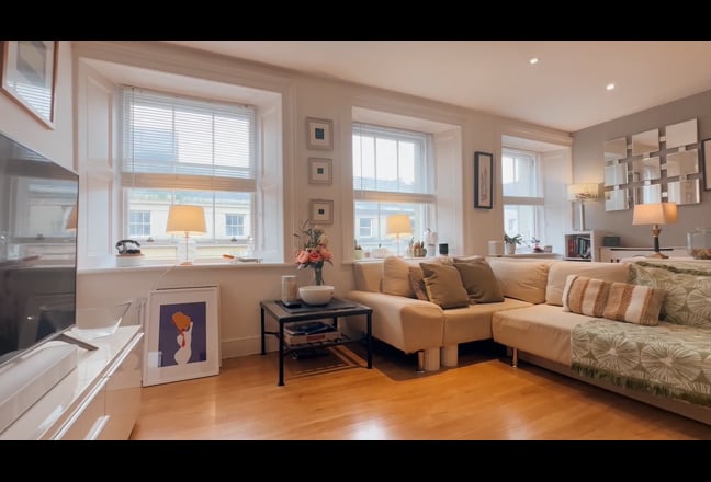 Stylish room in a centrally located apartment  Main Photo