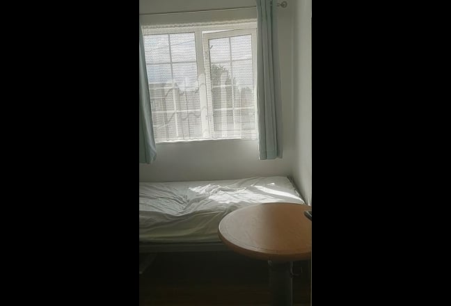 Single room in female shared house. Main Photo