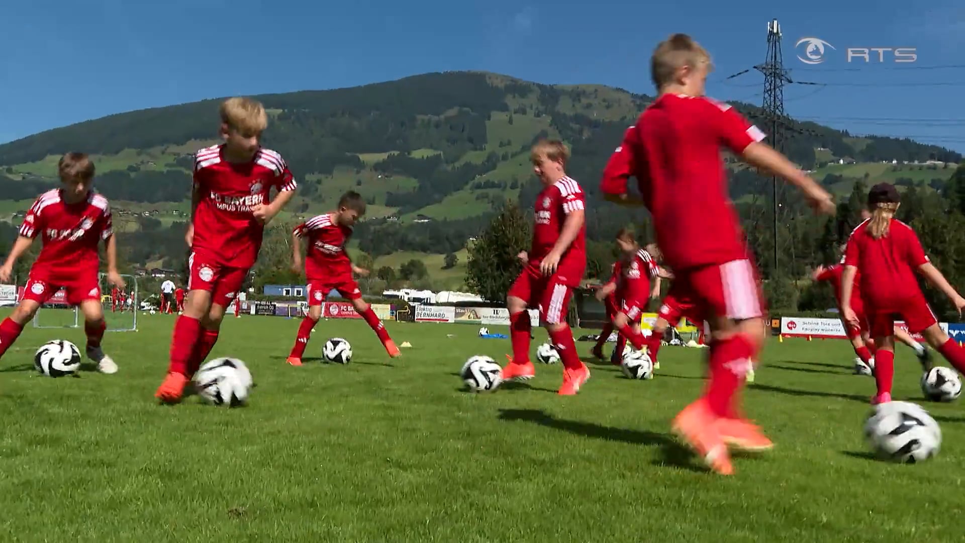 fc-bayern-muenchen-trainiert-jugendliche-in-hollersbach