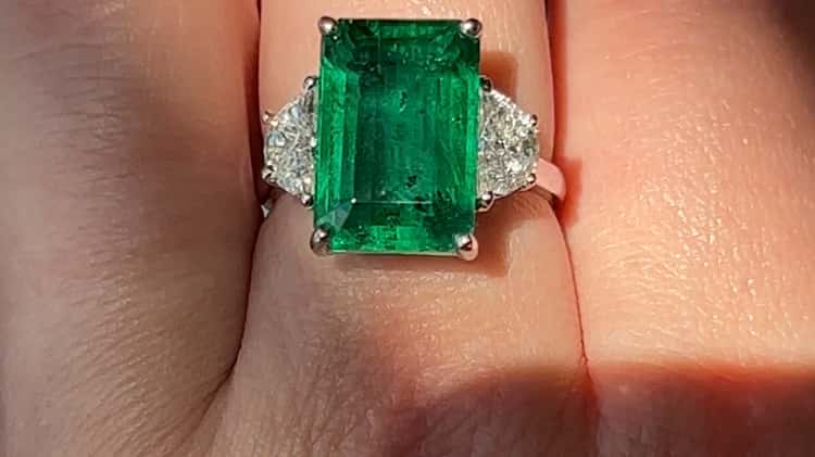 Emerald right hot sale hand ring