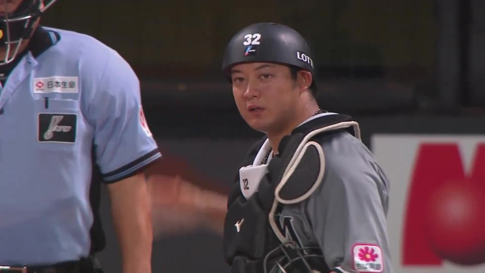 【4回裏】マリーンズ・佐藤都志也 見事な送球で盗塁阻止!!   2023年8月16日 北海道日本ハムファイターズ 対 千葉ロッテマリーンズ