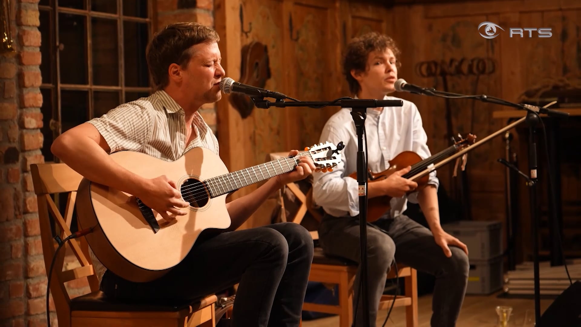 zwischen-jazz-pop-und-volksmusik-das-vorarlberger-duo-lautlos-verzaubert-das-publikum-der-tonspuren-am-asitz