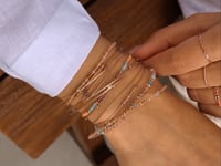 modelvideo-armband-bunt-schmuck-rose-edelsteine-newone