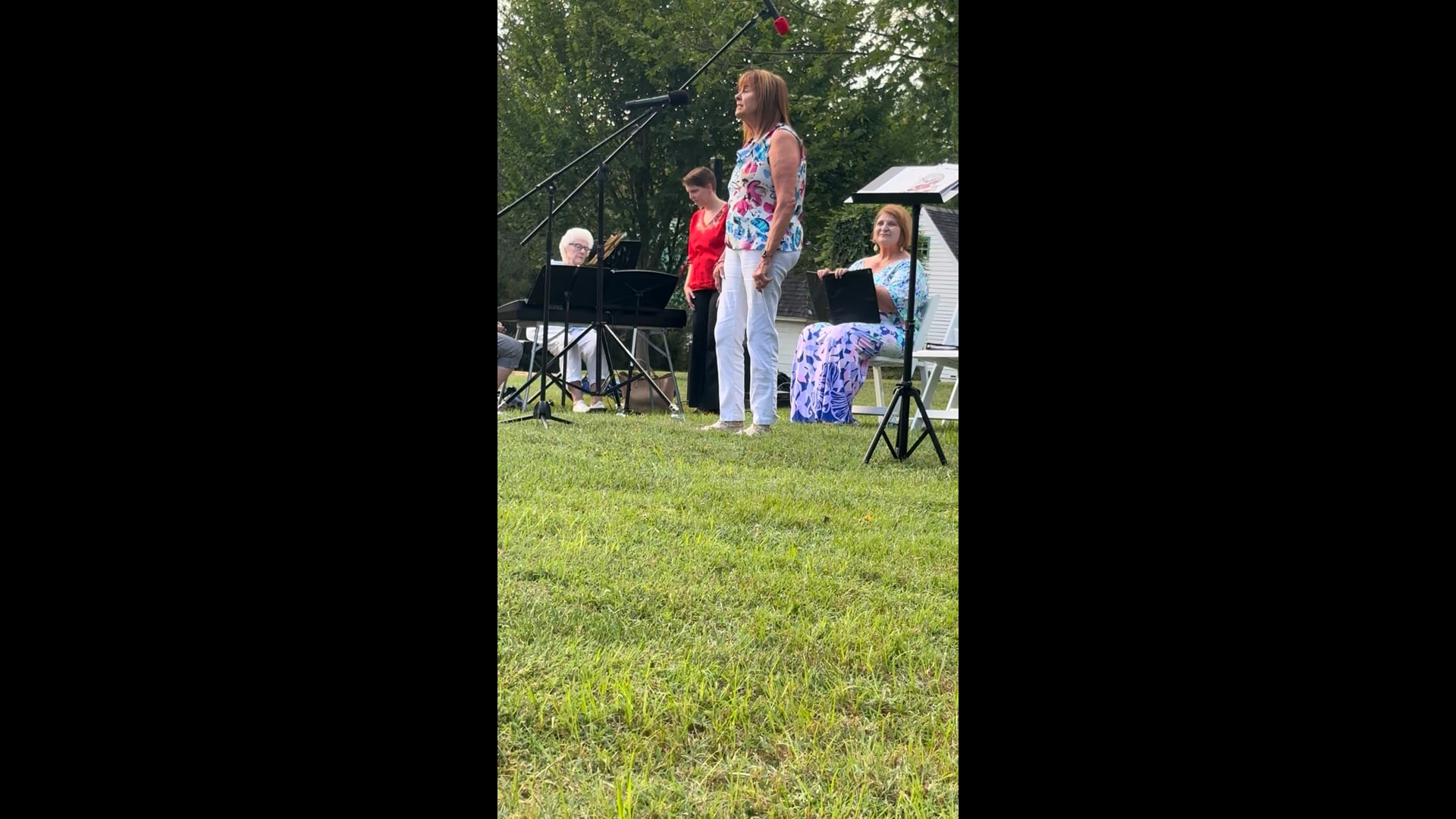 Joanne singing "Wonderful World" at Gari Melcher's Arts After Hours