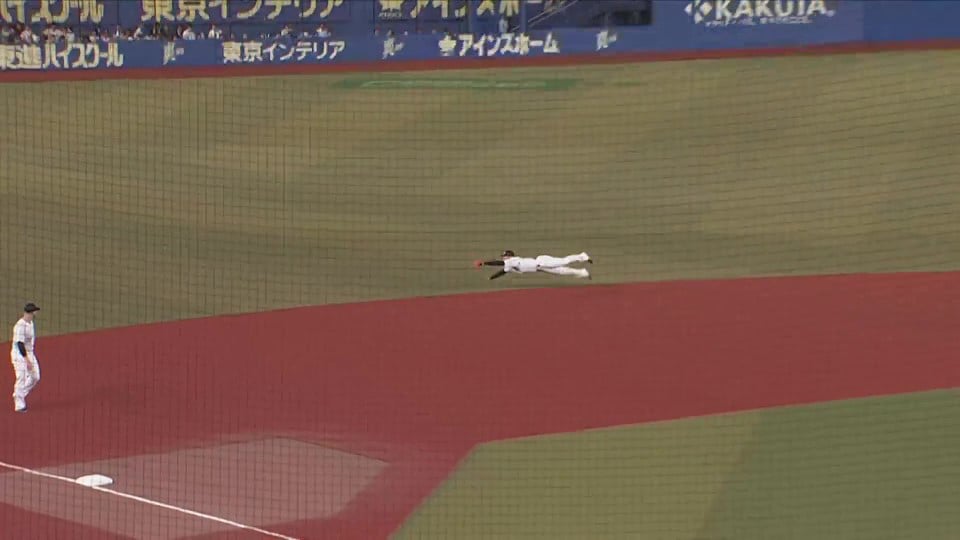 【5回表】メルセデスもガッツポーズ!! マリーンズ・茶谷健太が横っ飛びでナイスキャッチ!!  2023年8月22日 千葉ロッテマリーンズ 対 福岡ソフトバンクホークス