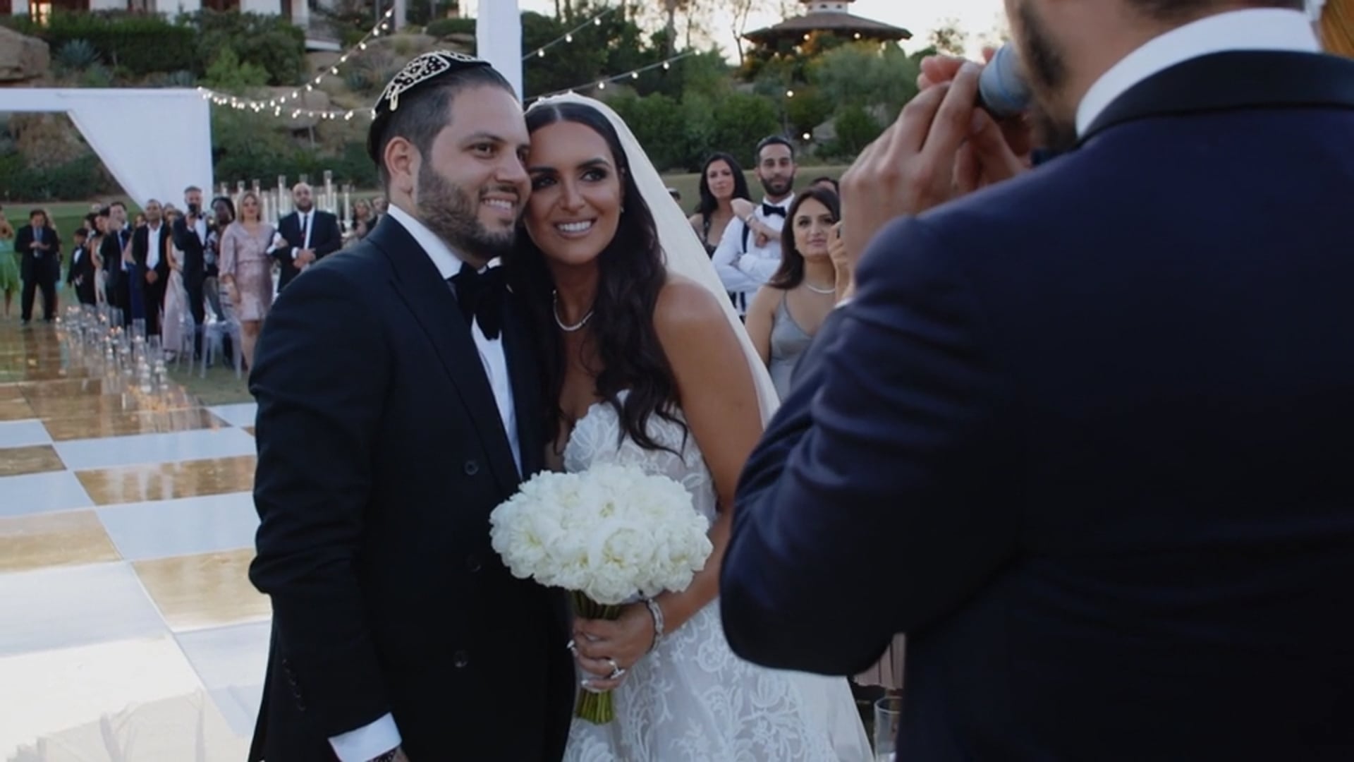 Rabbi Mendel Simons Greets Bridal Couple to Boee B'shalom (Shallow)