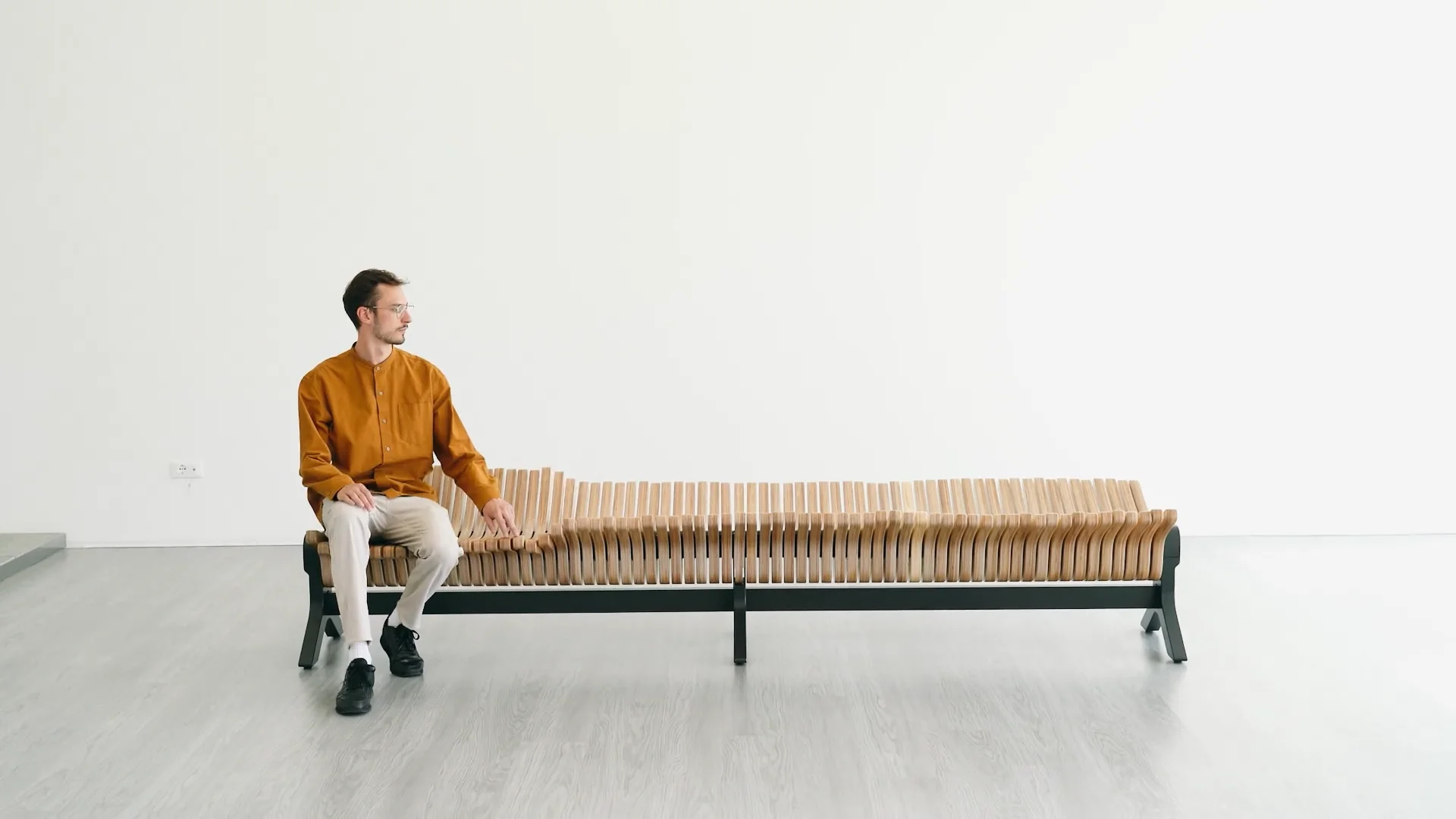 利用者の動きに反応し波のようにうねるベンチ〈SurfBench〉 - TECTURE