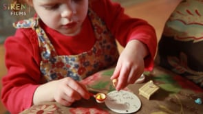 What does fine motor play look like? thumbnail