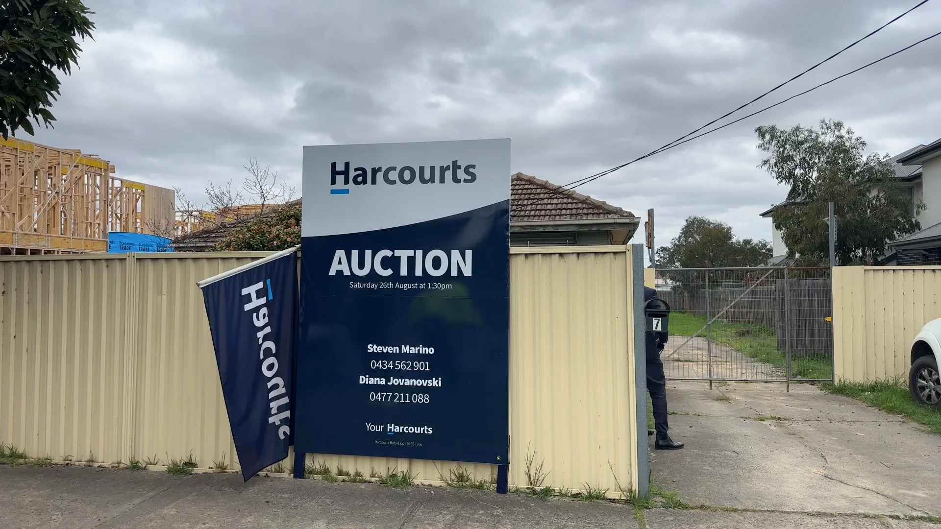 Harcourts Rata & Co LIVE Auction 7 Mahoneys Rd, Reservoir / Auctioneer