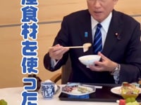 Primer ministro japonés come pescado de Fukushima