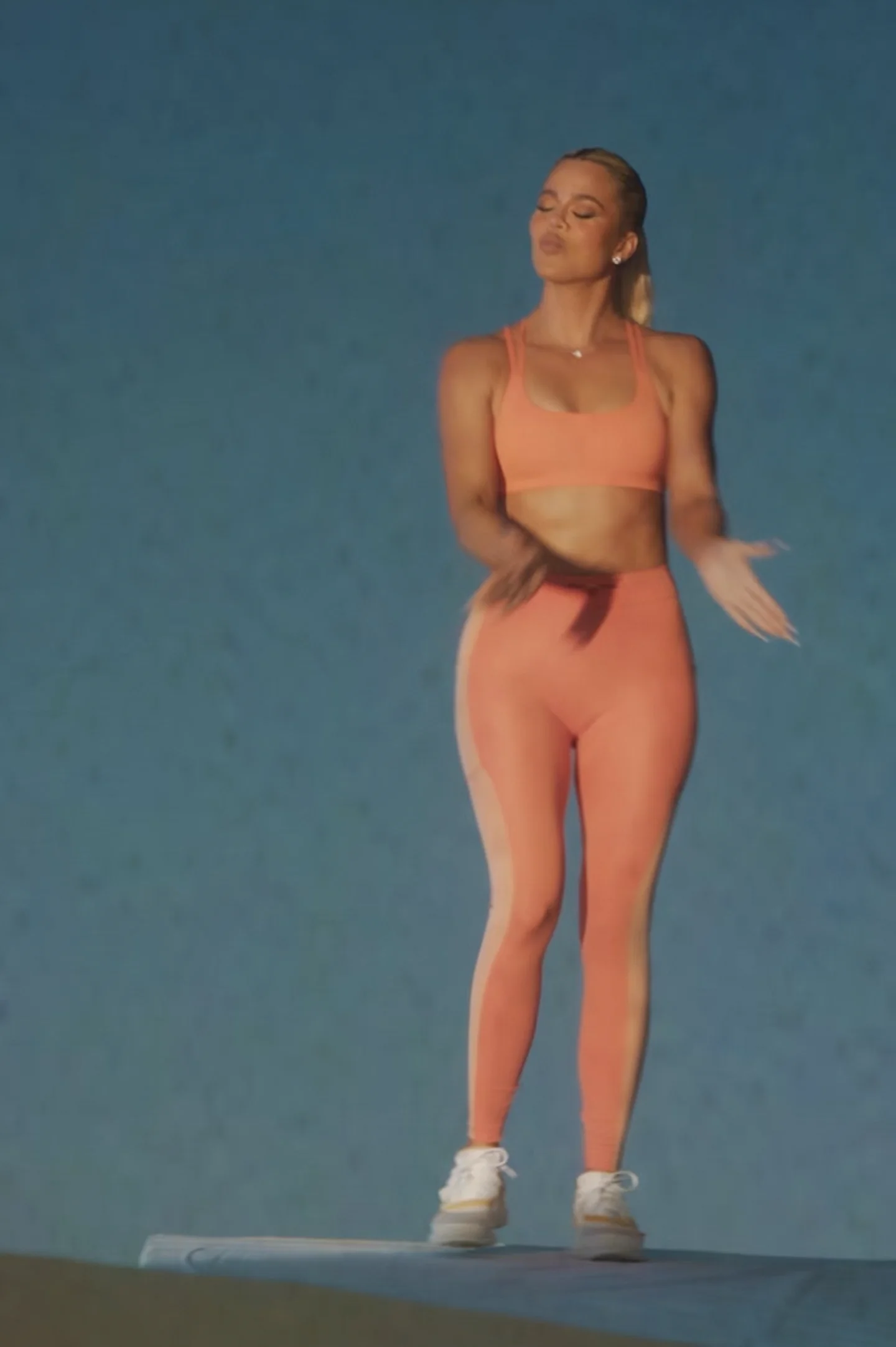 Motion365+ High-Waisted Bungee Legging - Fabletics