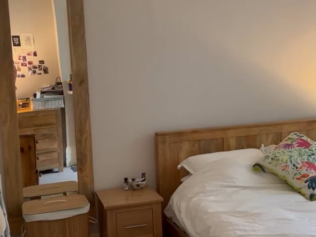 Large double room for short term let in flatshare Main Photo