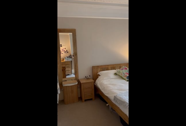 Large double room for short term let in flatshare Main Photo