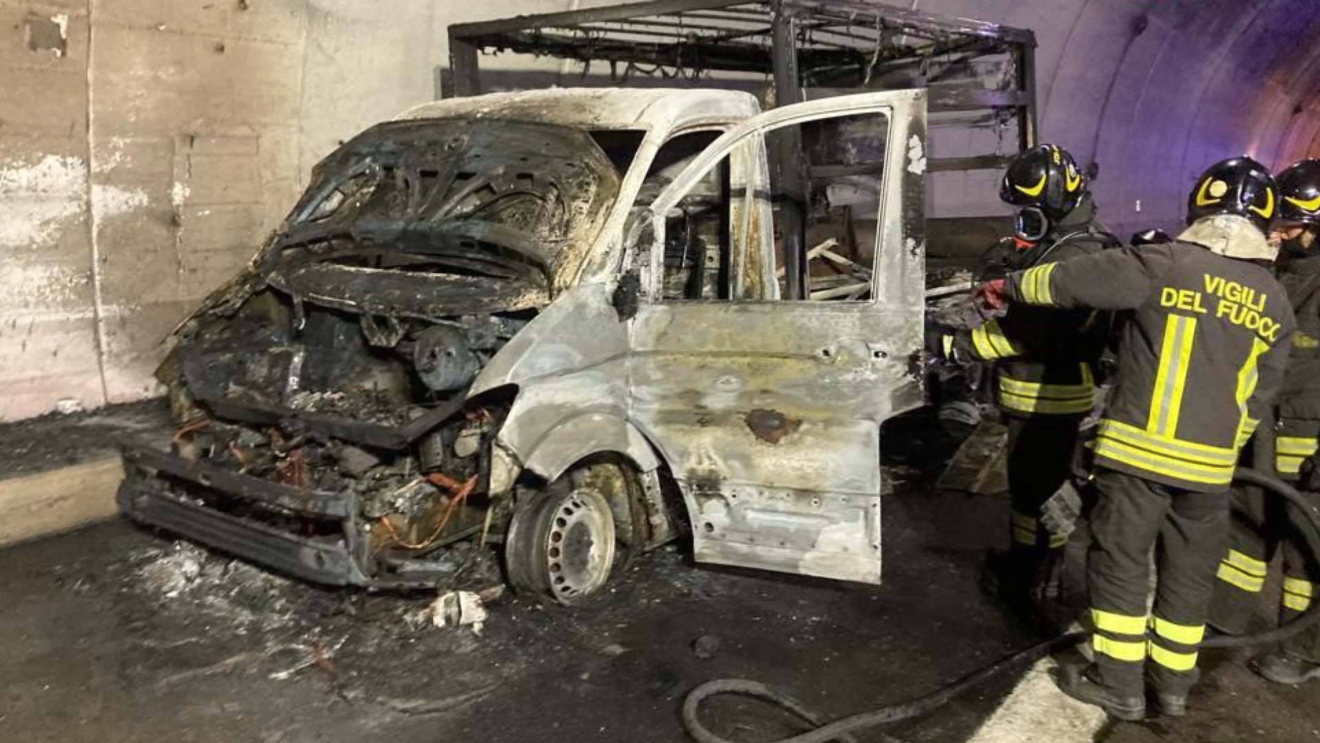 Camion In Fiamme In Galleria Sull'Autosole - éTV Rete 7