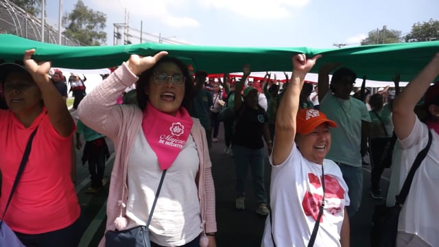 Padres de familia se manifiestan contra libros escolares cargados de ideología de género