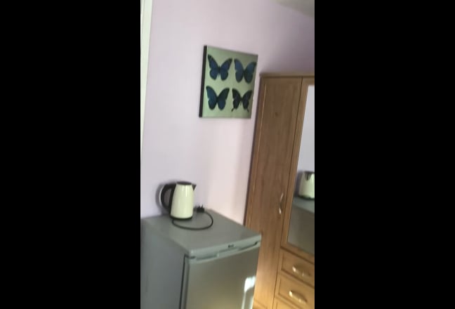 Double Furnished Bedroom in a Friendly House Main Photo