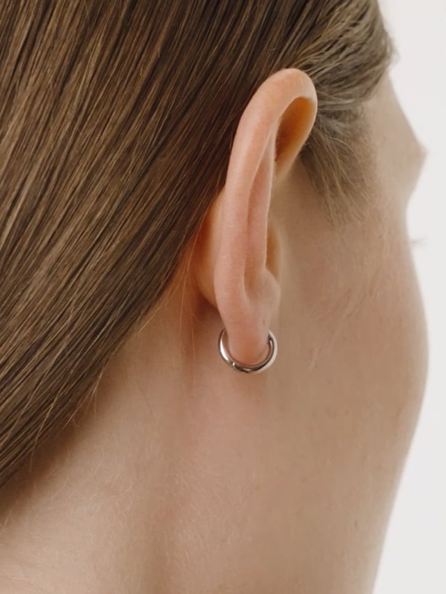 EÉRA Dado mini huggie earring - Silver