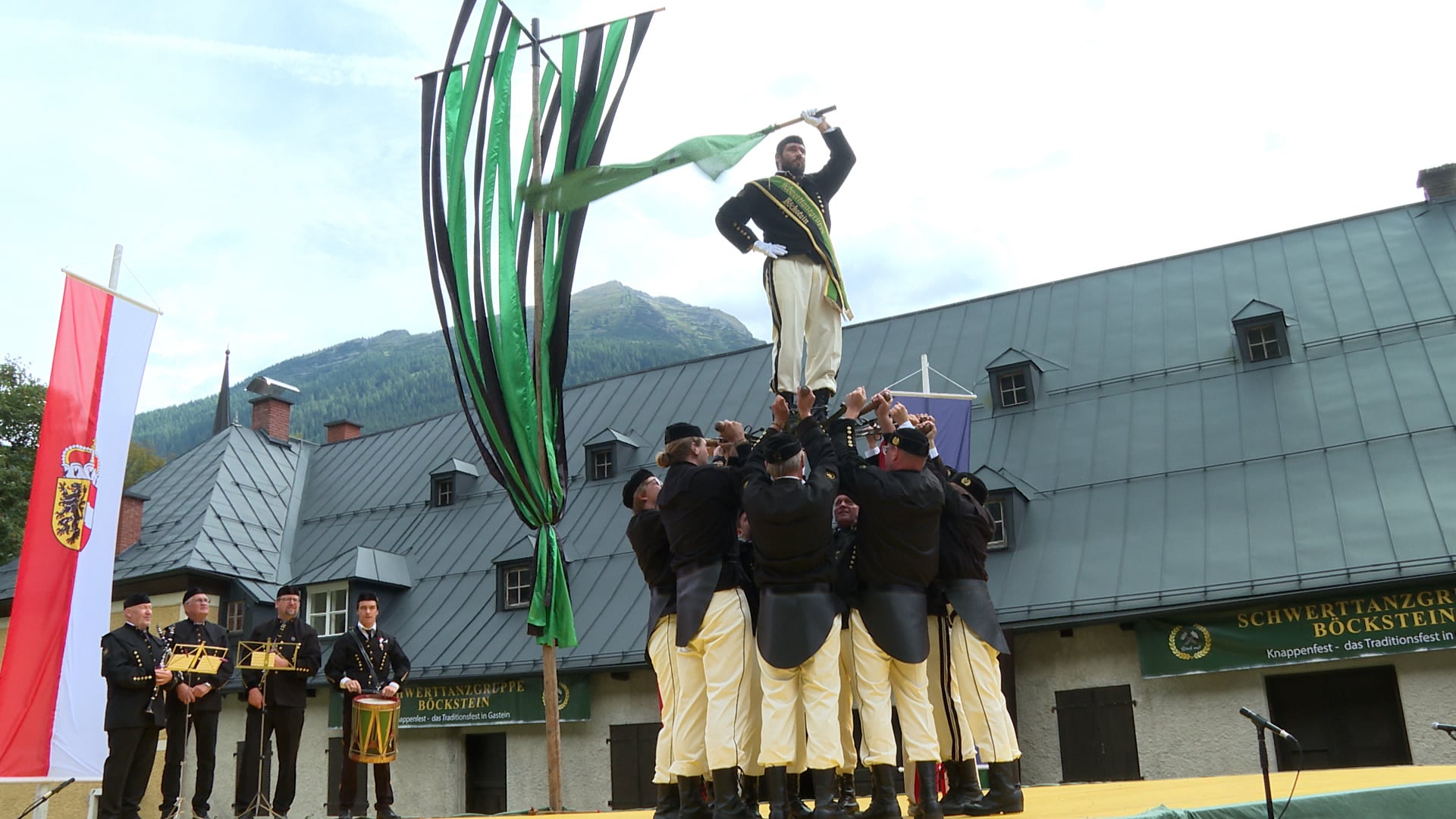 seltenes-brauchtum-zahlreiche-besucher-pilgern-zum-boecksteiner-schwerttanz-ins-gasteinertal