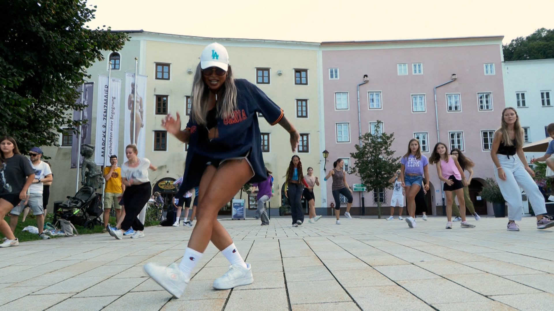 stadtfuehrung-mal-anders-mit-flavourama-walking-dance-class-tanzend-durch-hallein