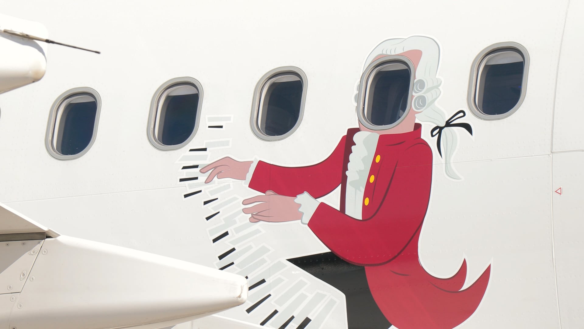 eurowings-airbus-a320-macht-mit-sonderbeklebung-werbung-fuer-salzburg