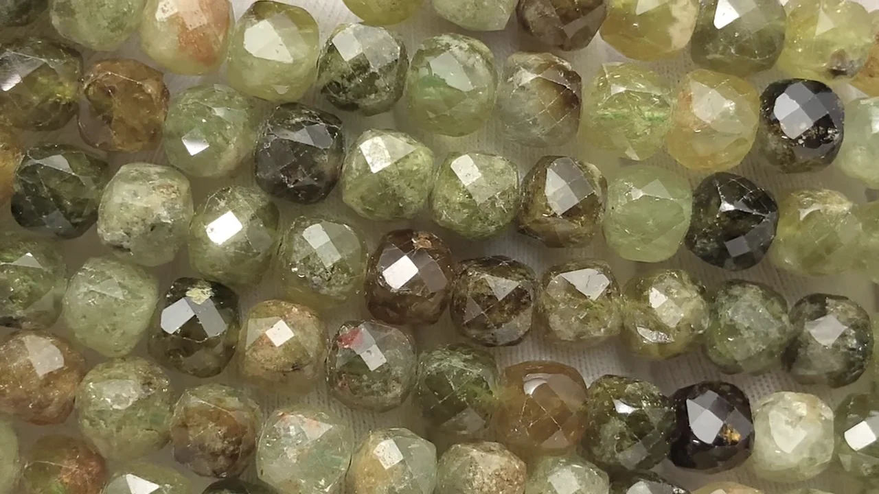 グロッシュラーガーネット キューブカット6×6×6mm 半連/1連(約36cm
