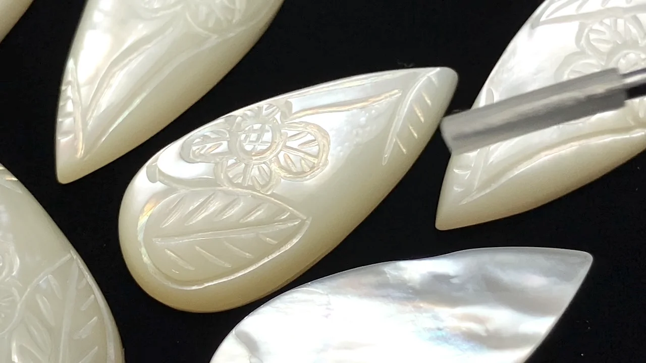 ホワイトシェル 彫刻入りペアシェイプ カボション25×12mm 1個｜天然石