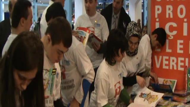 tuyap 09 son gun cocuklar kitap aliyor 2