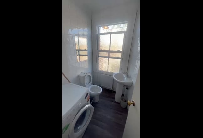 Spacious bedsit with bills most bills included  Main Photo