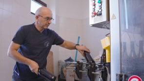 Imbottigliamento del Barolo.