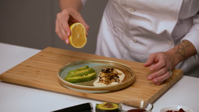 Tiradito de Abulón Con Crema Ácida al Chipotle