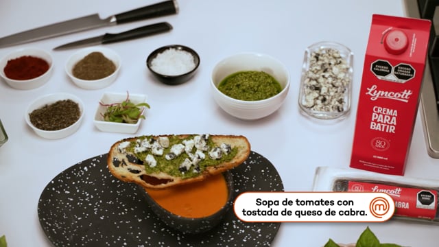 Sopa de Tomate Rostizado acompañado de un pan tostado con Queso de Cabra