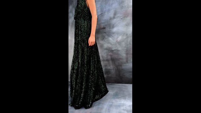 Vestido longo evasê em paêtes